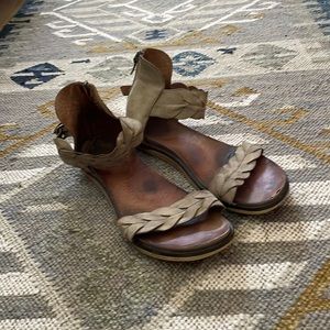 Taos Sandals 9.5/40 Green Leather Zip